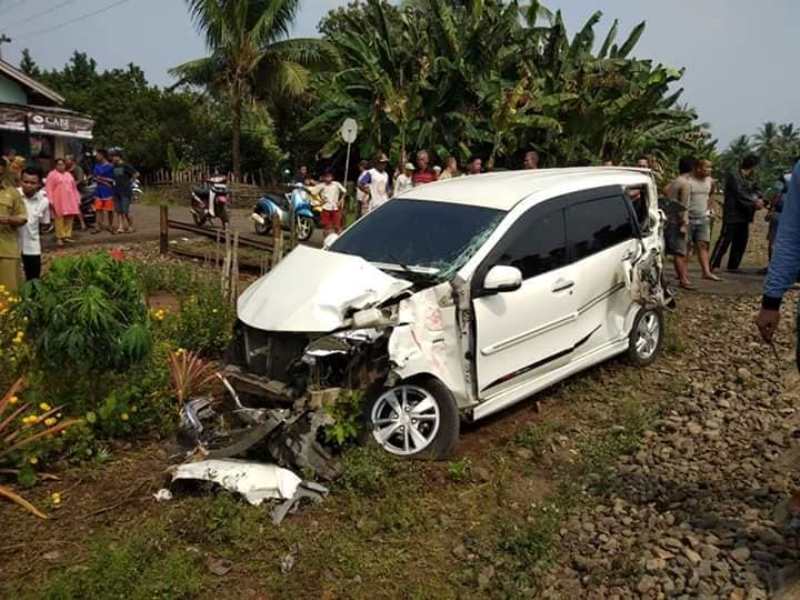 Mobil Kepsek Ditabrak Kereta Api