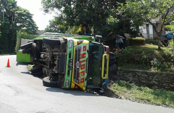 Angkut Cangkang Sawit, Terguling