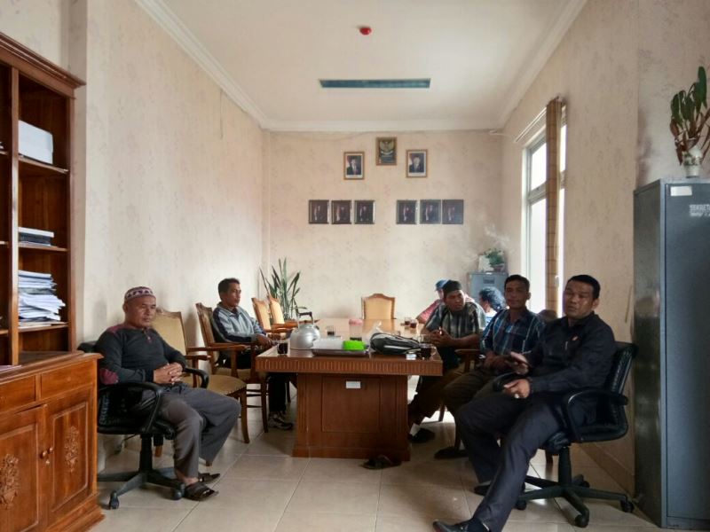 Warga Datangi Kantor DPRD