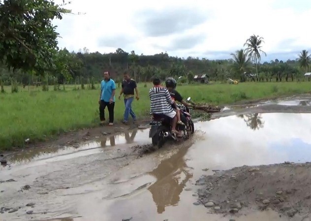 Warga Protes Jalan Rusak