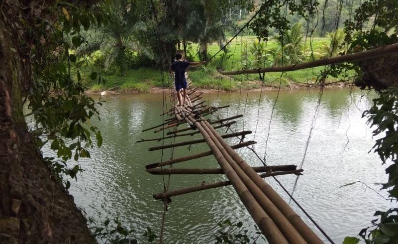 Jembatan Gantung Lantai Bambu