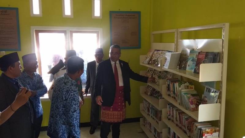 Resmikan Perpustakaan Desa, Mendes PDTT Terkesan BUMDes Bukit Peninjauan II