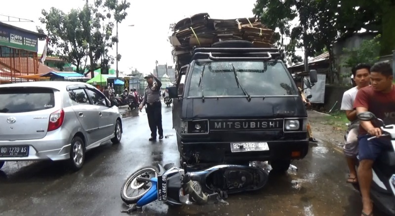 Mobil VS Motor Adu Kambing