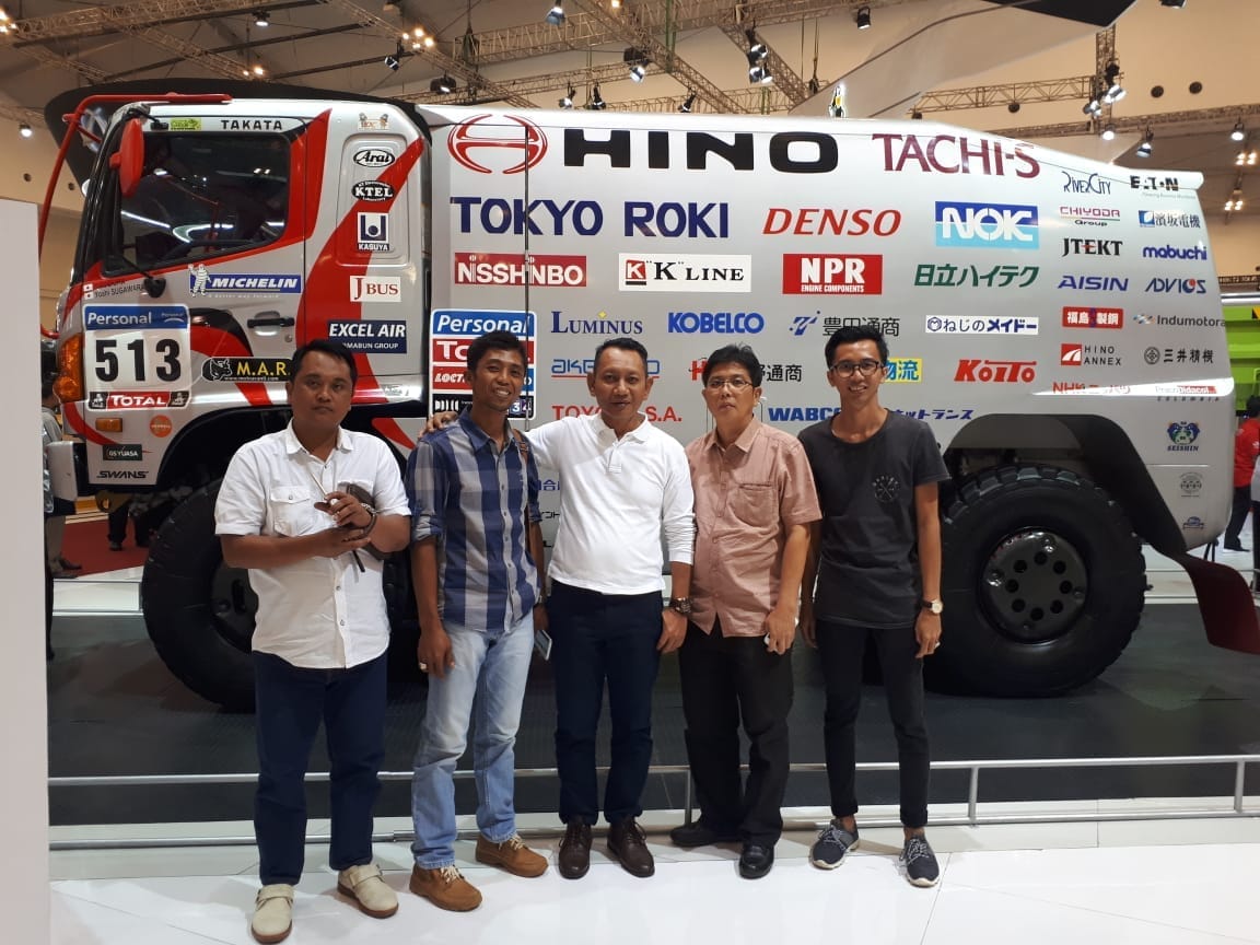Lima Pelanggan Terbaik Kunjungi Pabrik Hino Motors