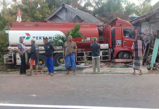 Mobil Pertamina  Tabrak Tiga Rumah