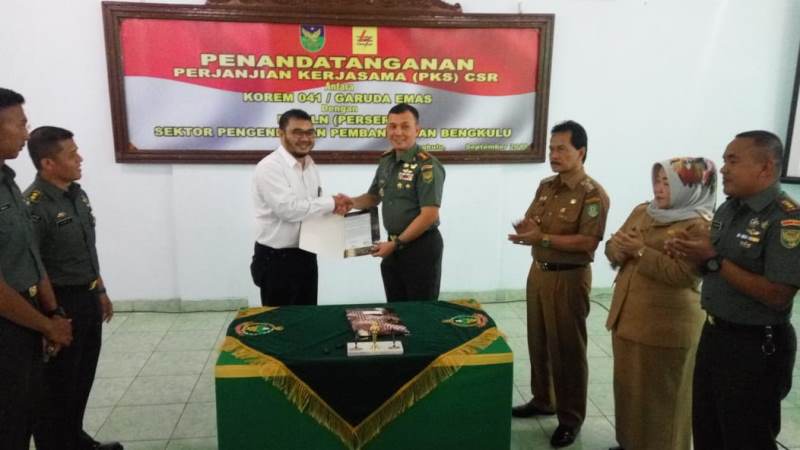 Korem dan PLN  Bangun Jembatan