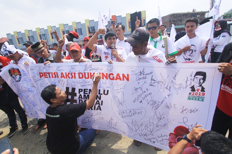 Relawan Jokowi Demo KPU