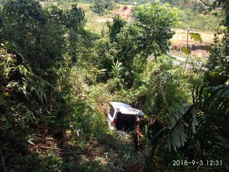 Xenia ASN Terjun ke Jurang