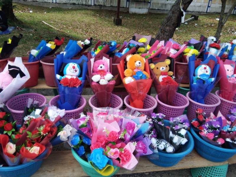 Ucapkan Selamat Wisuda dengan Bunga dan Boneka