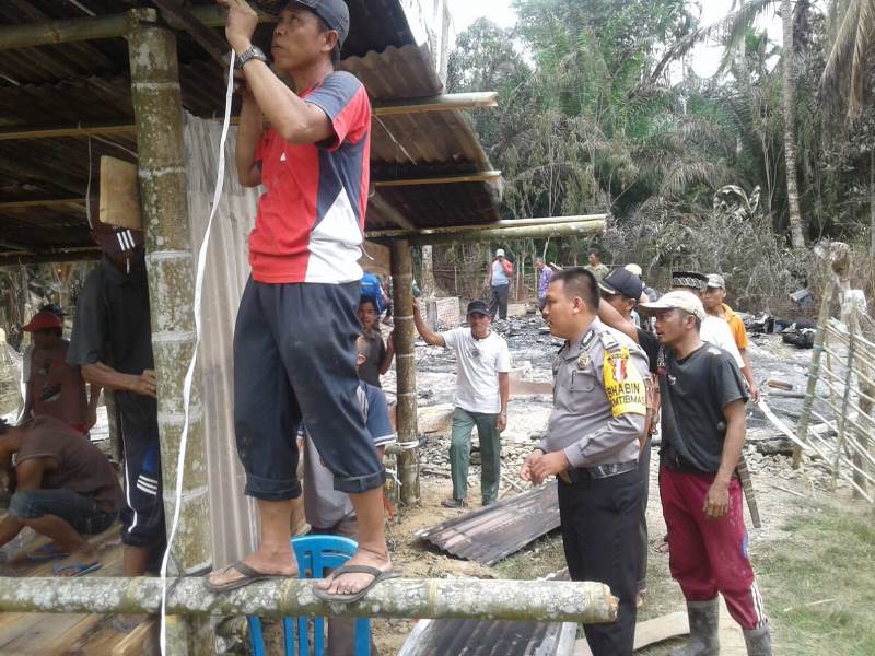 Gotong Royong Perbaiki Rumah Terbakar