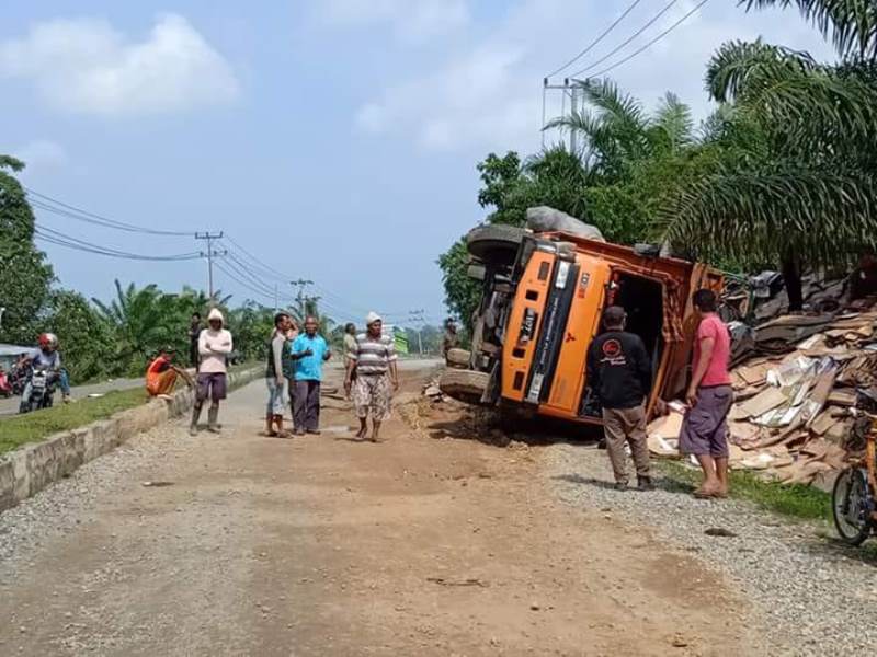 Jalan Rusak Nyaris Telan Korban Jiwa