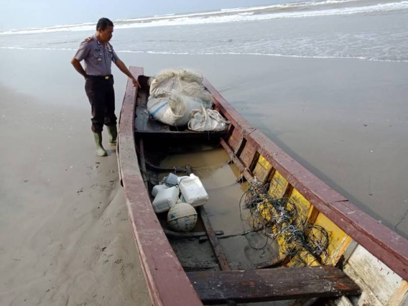 Kapal Karam, Tiga Nelayan Terdampar