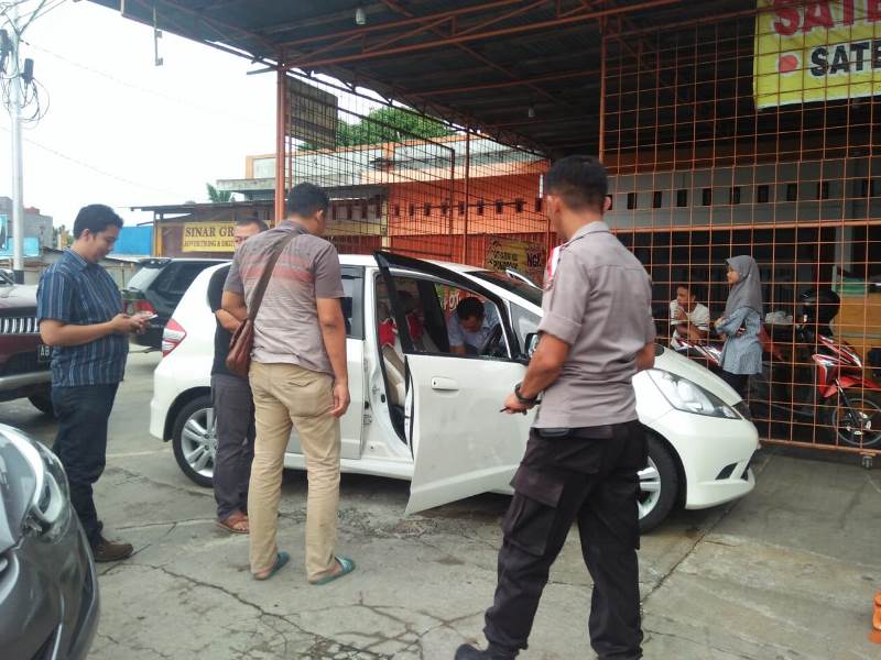 Pecah Kaca Mobil, Merugi Rp 15 Juta