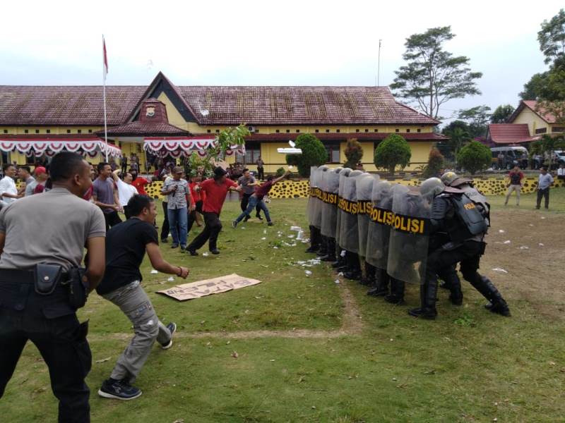 Kantor KPU Diserbu Massa