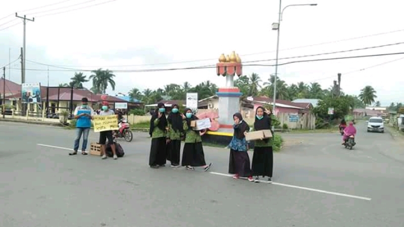 Pelajar MTSN Ipuh Galang Dana