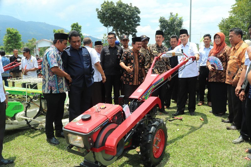 Bupati Serahkan Alsintan