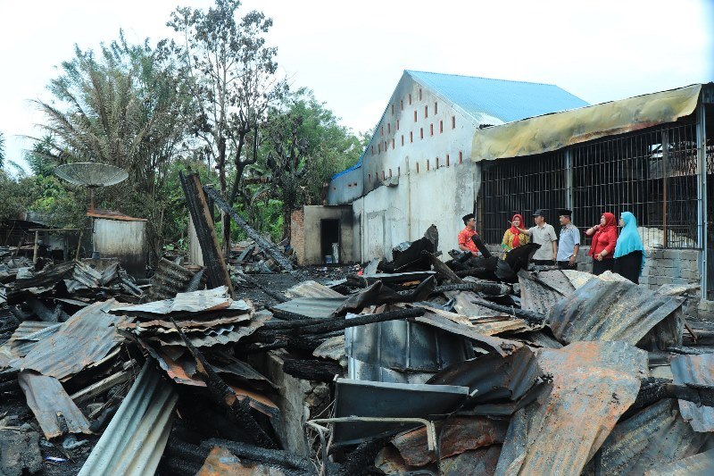 4 Petugas Dipukuli dan Dilempar Batu