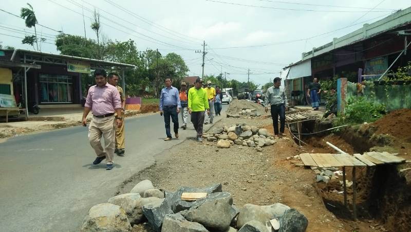 Pengerjaan Jalan Zainul Arifin Lamban