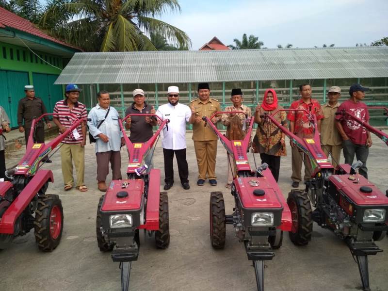 Pemkot Bengkulu Serahkan Bantuan 15 Alsintan