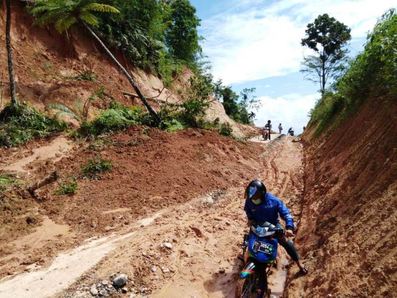 Material Longsor Tak Dibersihkan