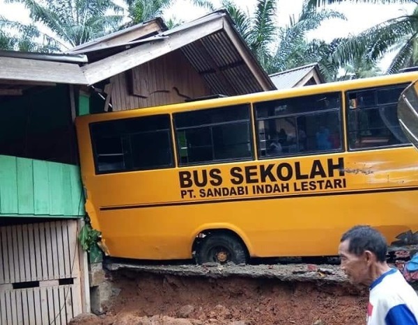 Bus Sekolah Tabrak Rumah Warga