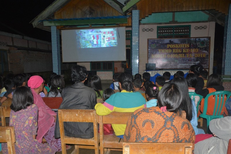 Satgas TMMD Nobar dengan Warga