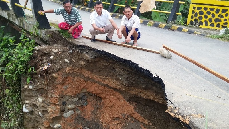 Jalan Amblas Ancam Pengendara