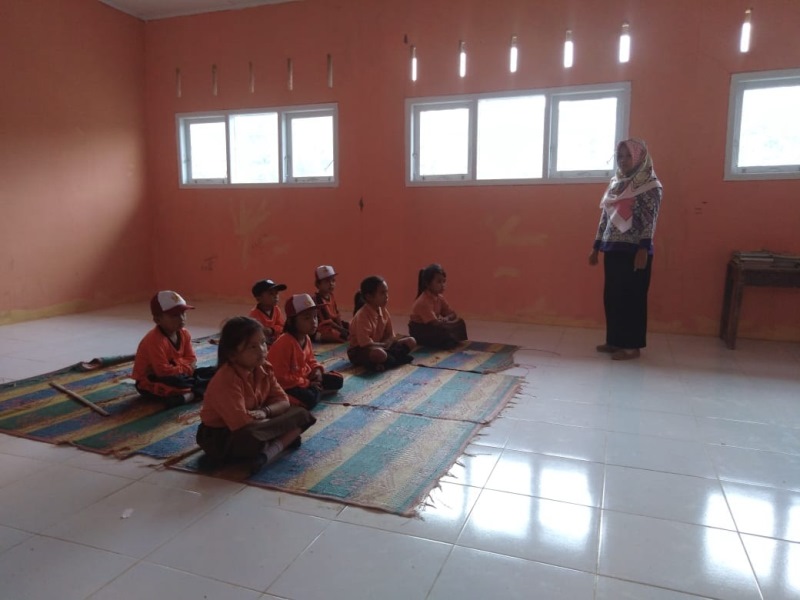 Miris, Siswa Belajar di Lantai