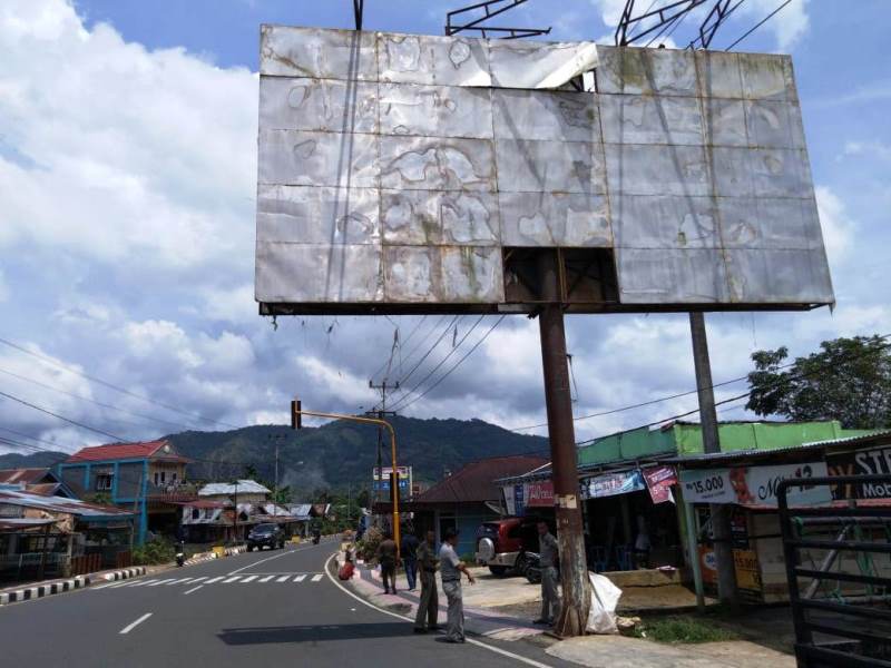 Papan Reklame Tak Berizin