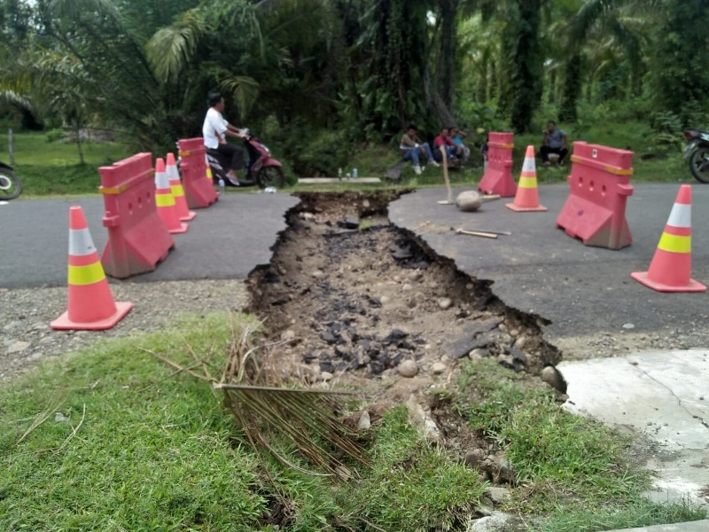 Jalan Kabupaten Nyaris Putus