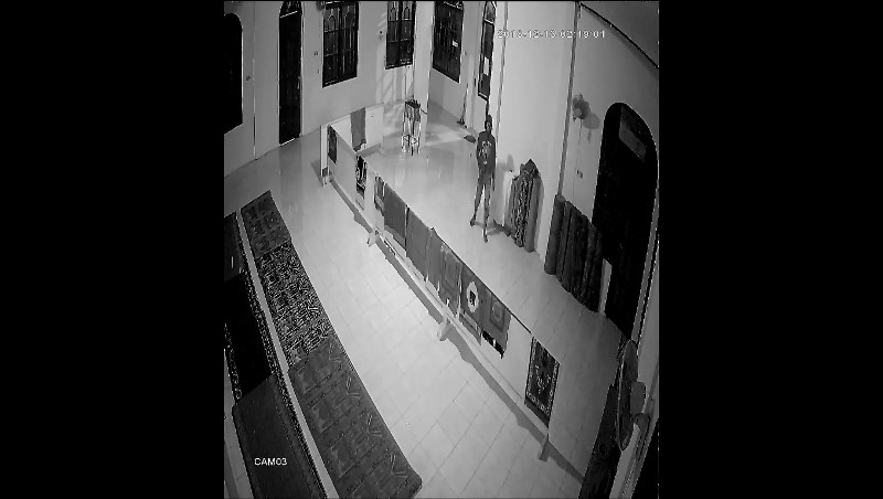 Pencuri Kotak Amal Terekam CCTV