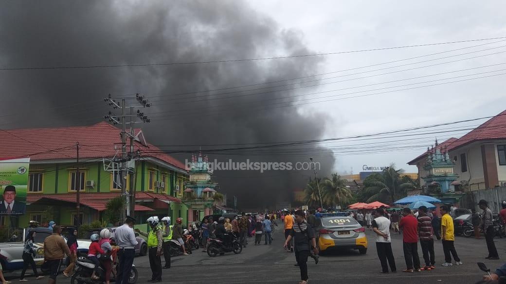 Api Makin Tak Terkendali, Polda Bengkulu Turunkan Water Canon Bantu Padamkan Kebakaran PTM
