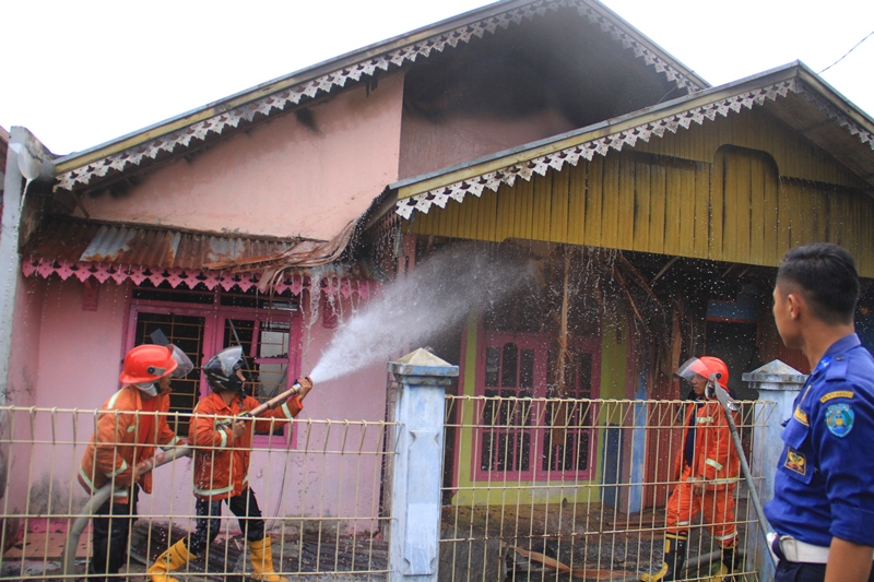 Rumah Warga Lingkar Timur Terbakar