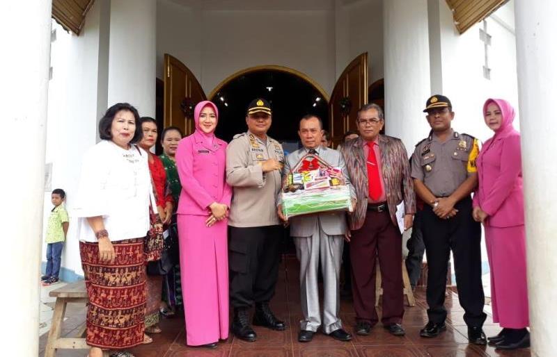 Bhayangkari Berikan  Bingkisan ke Gereja