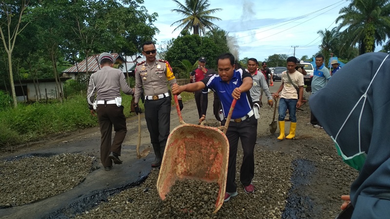 Sat Lantas Tambal  Jalan Berlubang