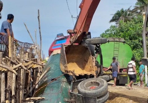 Truk CPO Terjun  ke Bawah Jembatan