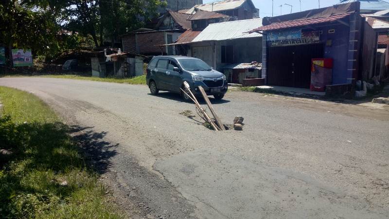 Jalan Berlubang Sebabkan Kecelakaan