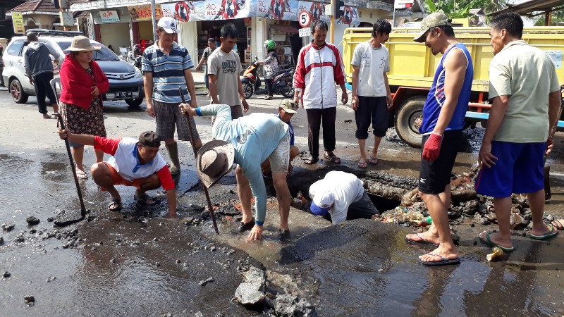 Warga Bongkar Jalan Provinsi