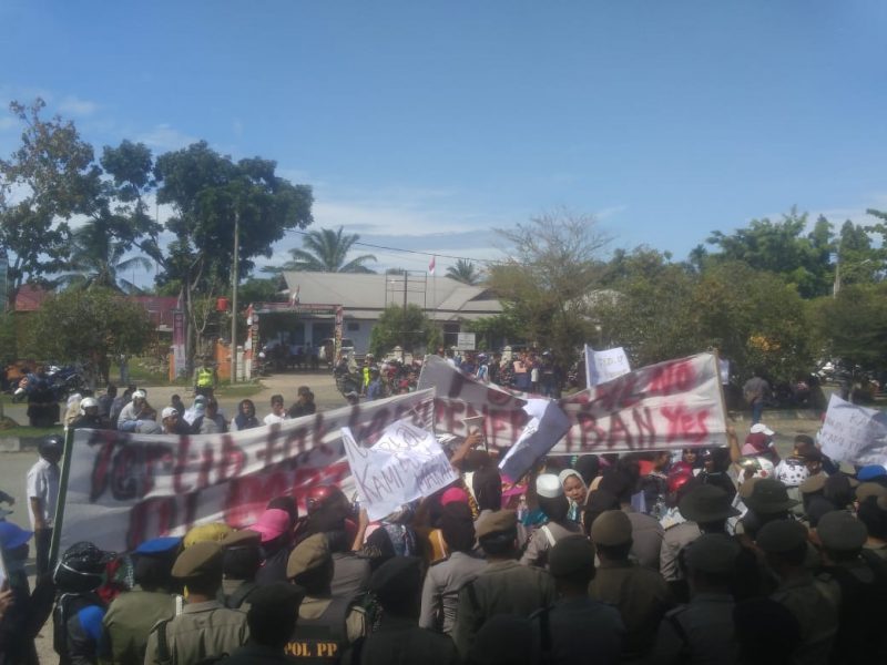 Ratusan Pedagang Serbu Kantor Bupati