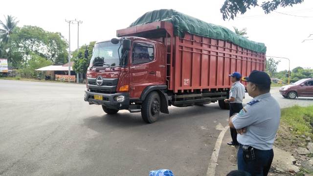 Dishub Tertibkan  Truk Melanggar