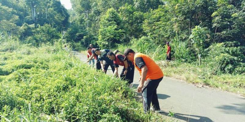 Gotong Royong Bersihkan Jalan