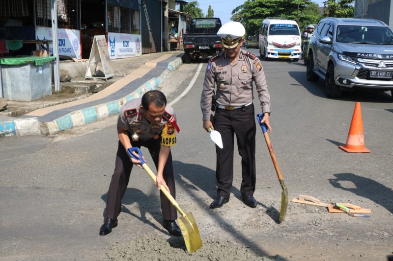 Sering Terima Laporan Kecelakaan Disebabkan Jalan Berlubang, Kapolda Bengkulu Tambal Jalan Berlubang di Kota B