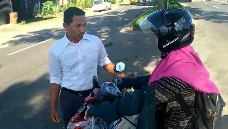 Buang Sampah,  Warga Ditangkap