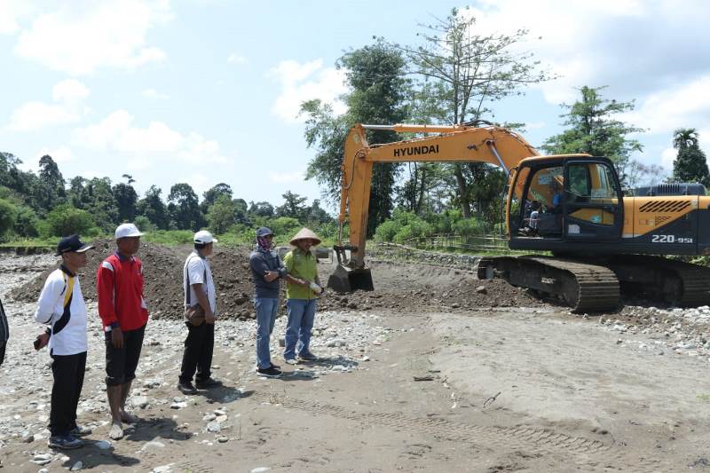 Alur Sungai Air Ndelengau Dikeruk