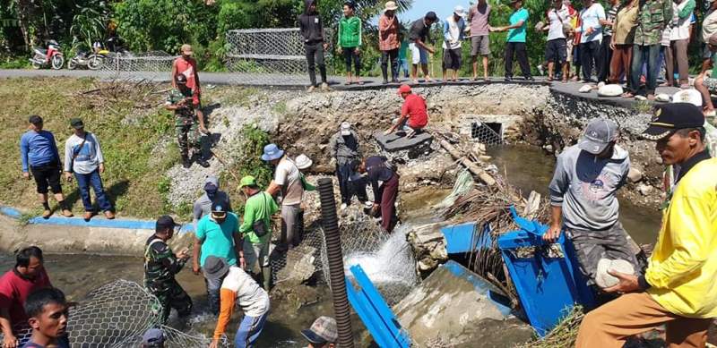 Gotong Royong Perbaiki Irigasi