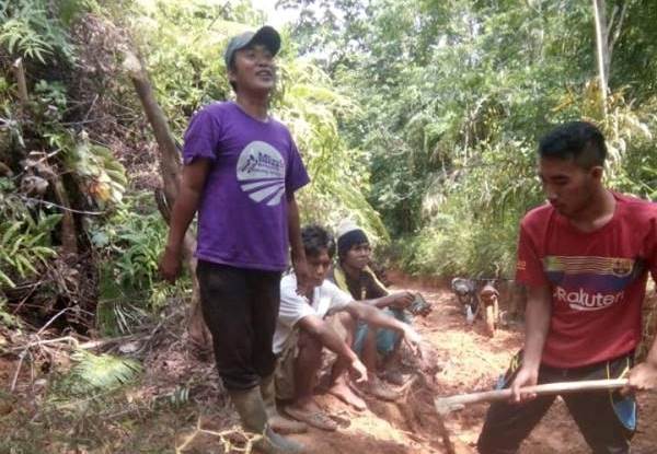 Jalan Desa Simpang Memprihatinkan