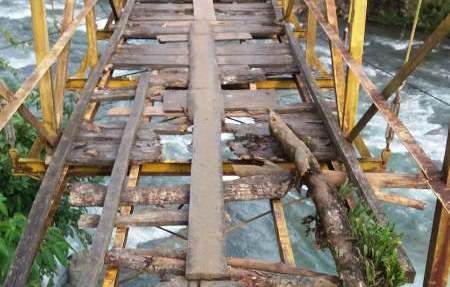 Lantai Jembatan Gantung Rusak