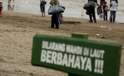 Larang Wisatawan Mandi Di Laut