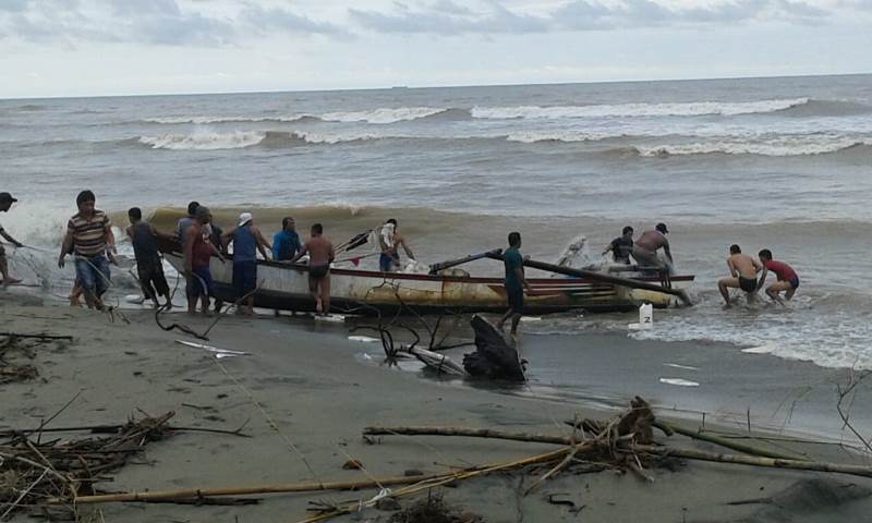 Perahu Nelayan Dihantam Ombak