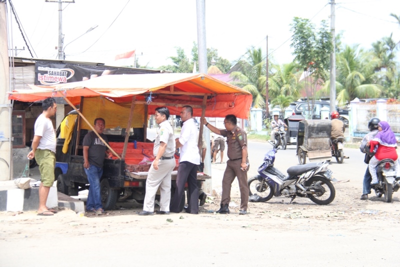 Pedagang Buah Ditertibkan